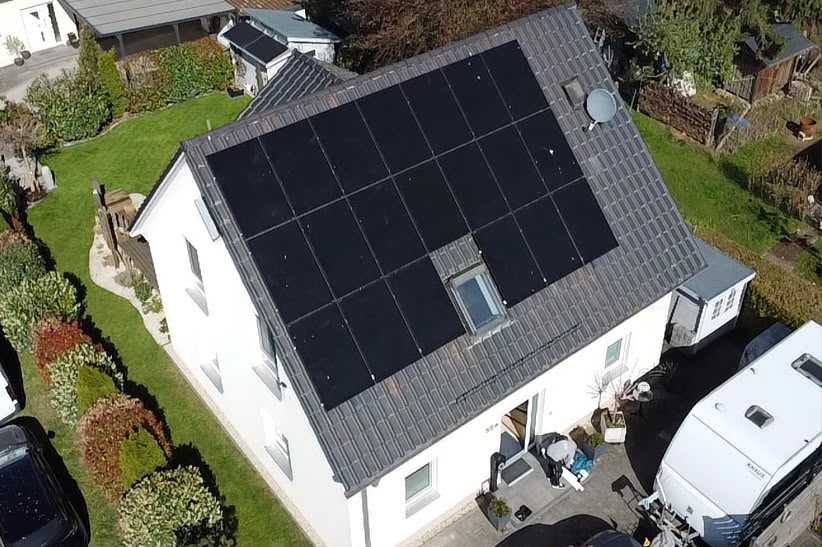 Luftaufnahme eines Einfamilienhauses mit voll belegtem Photovoltaikdach