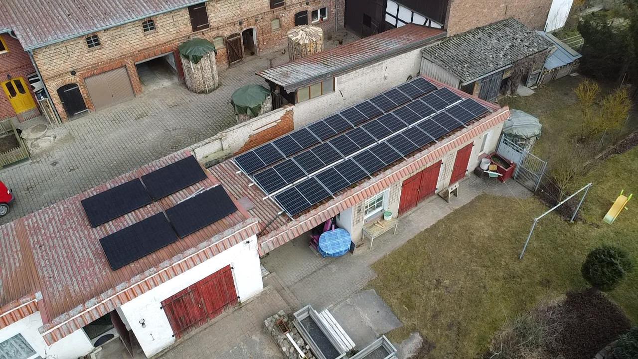 Luftaufnahme eines Gewerbegebäudes mit Photovoltaikanlage auf dem Dach
