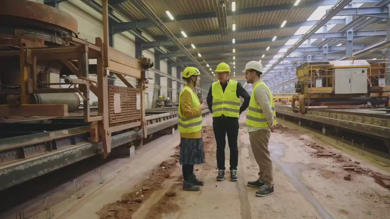 Video laden: Berlin-Mahlsdorf: Gemeinsam mit Wieland Electric installieren wir die Elektrik für zwei Neubauhäuser. Insgesamt entstehen hier 62 Neubauhäuser.